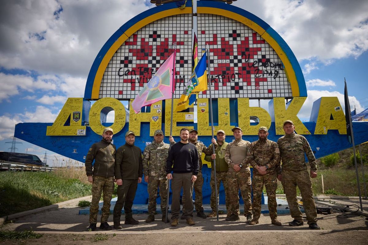 Президент із військовими біля стели на в'їзді в Донецьку область. Фото: t.me/V_Zelenskiy_official 