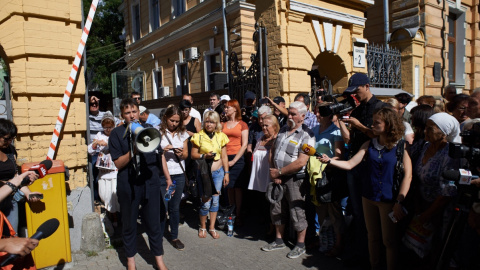 Семья Савченко по очереди проводит небольшие выступления для собравшейся прессы.