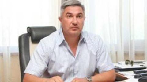 После стрельбы неизвестный мужчина сел за руль своей машины и уехал.