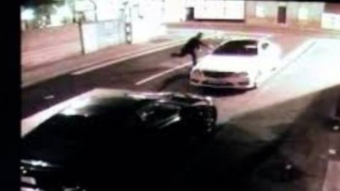 ​Угонщик получил по голове кирпичом, брошенным в окно машины