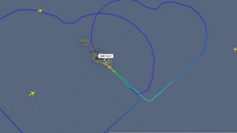 ​Самолет "нарисовал" в небе два сердца в честь свадьбы сотрудников Air Malta