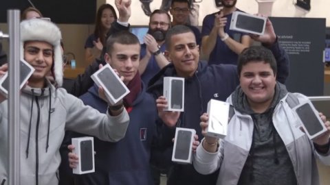 Ажіотаж навколо нових iPhone. Скріншот з відео