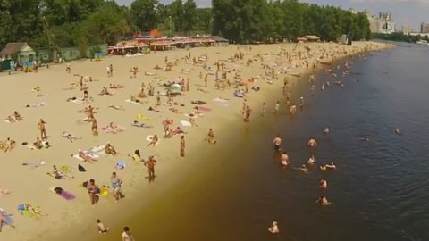 Видео дня: жара в будни согнала киевлян на пляж