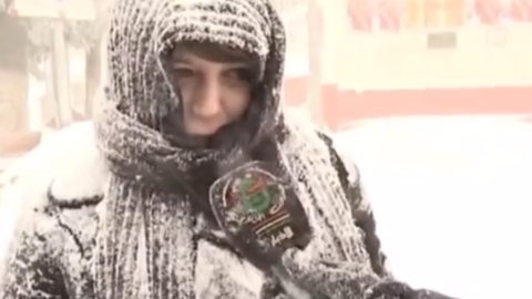 В Алжирі замість піщаної бурі розігралася снігова. Фото: Скрін Youtube