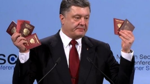 Порошенко показав на Мюнхенській конференції паспорти російських солдатів