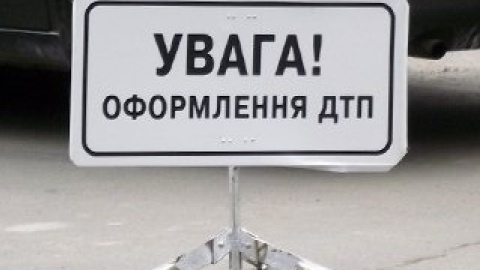 "И на крутость наедет крутость": в Харькове БТР столкнулся с "Лексусом"