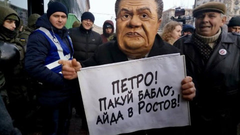 Під Печерський райсуд на захист Саакашвілі прийшли нетверезі люди в масках і принесли з собою кур і димові шашки