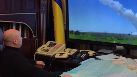 Олександр Турчинов дивиться на запуск ракети. Скріншот youtube.com/СНБО