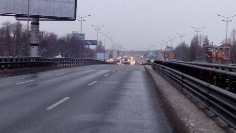 Пробка на Столичном шоссе. Фото: dtp.kiev.ua