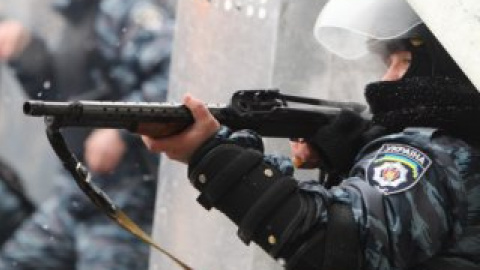 Столкновения Грушевского, боец "Беркута" стреляет в протестующих.