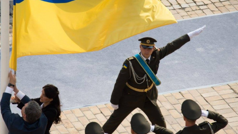 Президент вважає завданням України повернути державний прапор в окуповані райони і в анексований Росією Крим. Фото: facebook.com/petroporoshenko