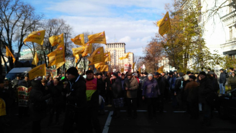 Вкладники "Михайлівського" перекрили Хрещатик: сталася сутичка з поліцією