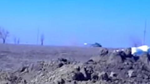 Бійці "Азова" зняли на відео знищення танка бойовиків в Широкиному (18+)