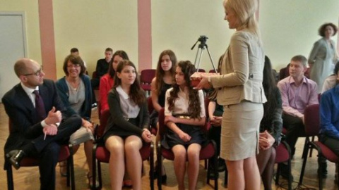 Яценюк закликав дітей вивчати іноземні мови, щоб краще розуміти Захід