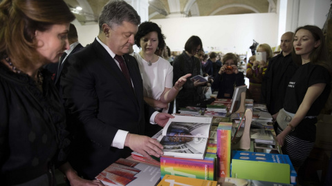 Порошенко також поспілкувався з багатьма видавцями та авторами книг