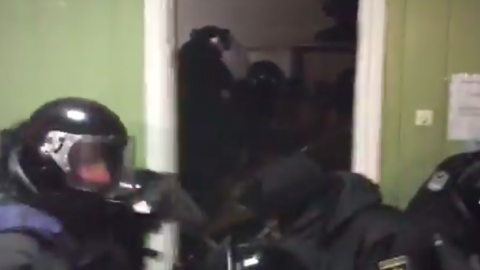 Журналистов "скрутили" вместе с протестующими. Скриншот видео twitter/superumka