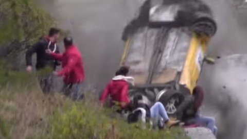 В Італії авто пролетіло крізь юрбу глядачів, дивом нікого не зачепивши.