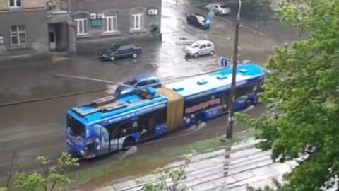 У Києві на Подолі затопило вулицю