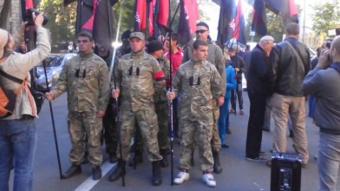 "Правий сектор" протестує проти реєстрації на вибори депутатів ПР і КПУ