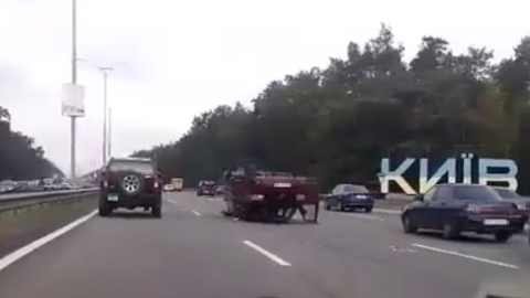 Від удару мікроавтобус перекинувся на дах. Фото: Скріншот відео