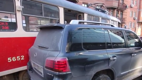 У центрі Києва трамвай врізався у припаркований автомобіль