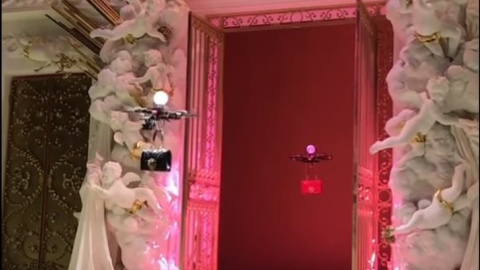 Всіх гостей показу змусили відключити Wi-Fi. Скріншот YouTube