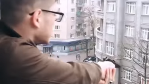 Стрілянина по людях в центрі Харкова. Скріншот відео youtube.com/watch?v=hGSOitiAoP0