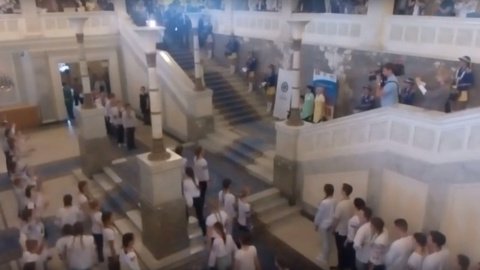Дети в вышиванках станцевали в Верховной Раде