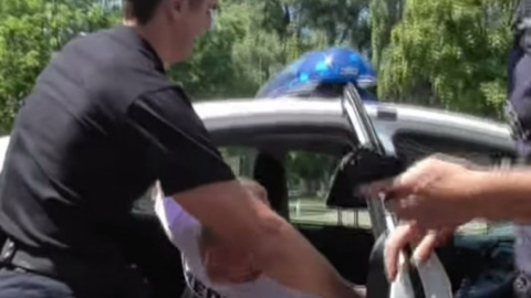 У Києві поліція затримала неадеквата, який кидався на автомобілі