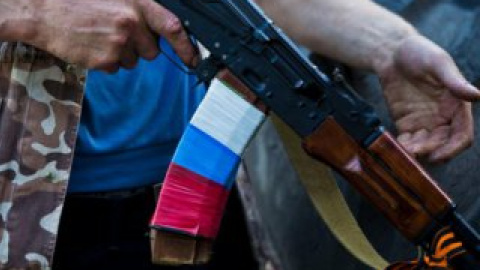 Сепаратисты штурмуют управление Луганского пограничного отряда. Фото: Evgeny Feldman, Mashable