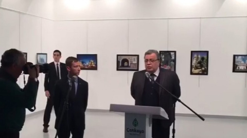 Відображений момент вбивства російського посла. Фото: скрін YouTube