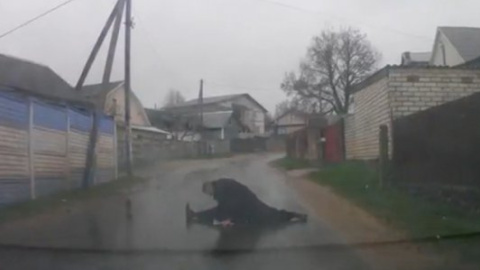 У Білорусі чоловік зупинив машину й сів на шпагат