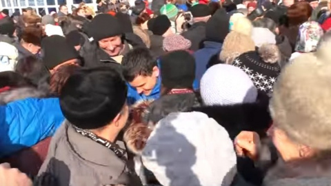 Люди ледь не затоптали дитину. Скріншот відео
