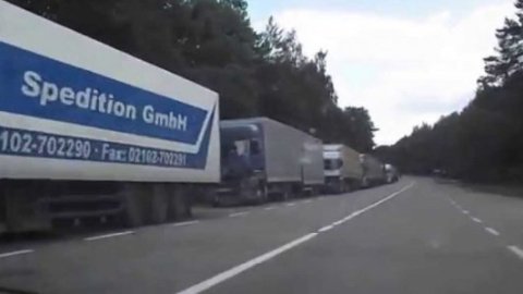 На границе с Крымом образовалась шестикилометровая очередь из фур
