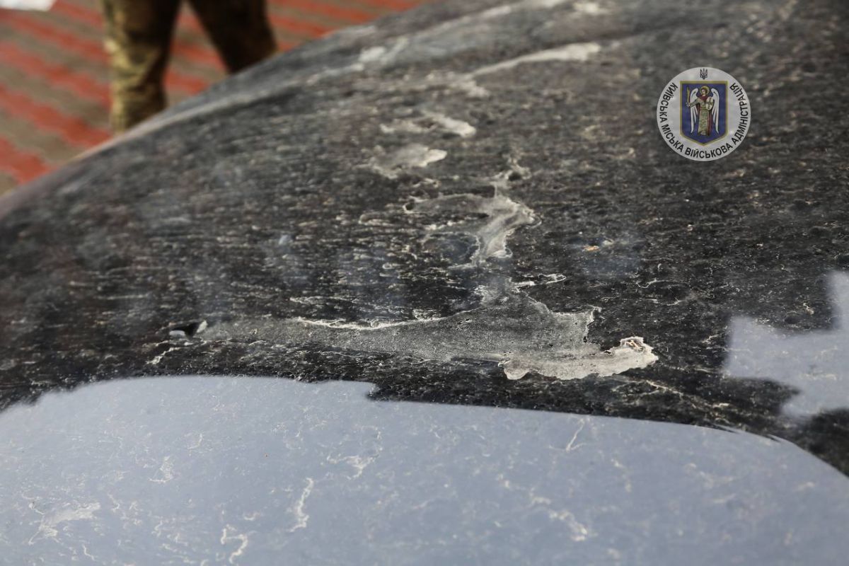Авто після дощу з пилом із Сахари, який пройшов у Києві 24 квітня. Фото: КМВА