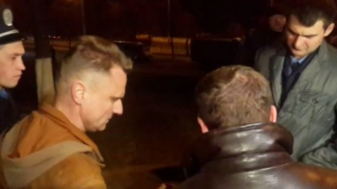 Міліція оточила вхід у будинок, де був убитий Калашников