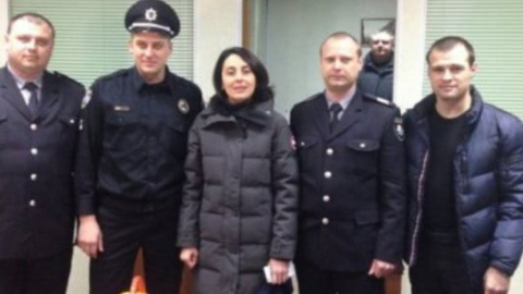 Деканоїдзе зустріла Новий рік з поліцейськими. Фото: скріншот Twitter.