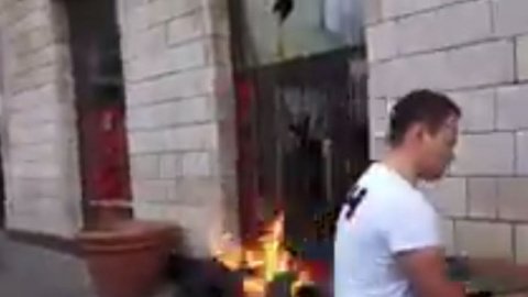 Біля входу в магазин розпалили вогонь. Скріншот відео