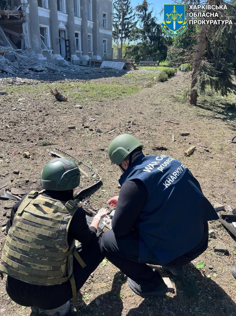 Службы на месте ударов РФ. Фото: Харьковская областная прокуратура