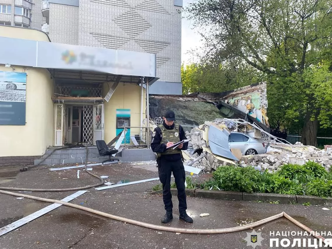 Последствия взрыва в банке Чернигова. Фото: Национальная полиция