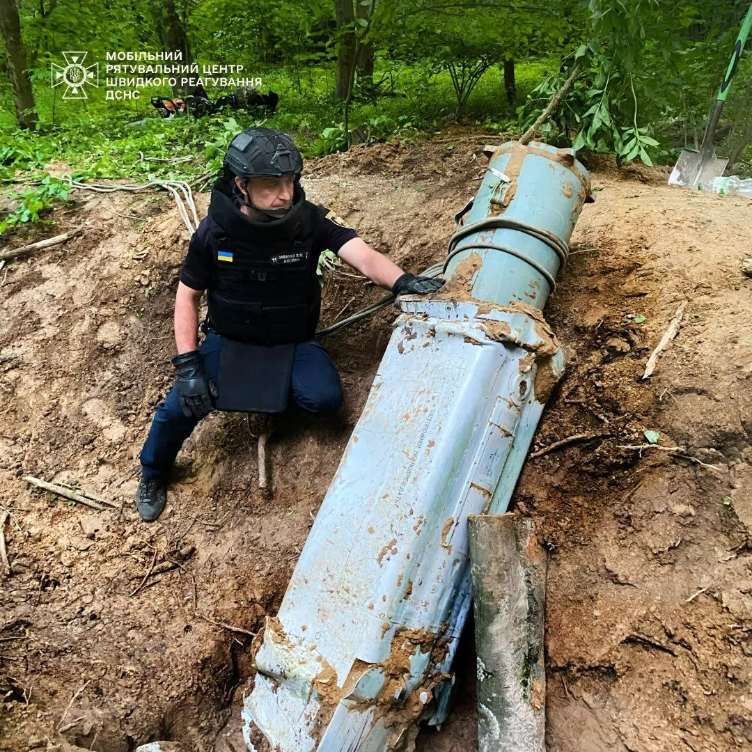 Сапери вилучили бойову частину ракети РФ Х-69. Фото: Мобільний рятувальник центр швидкого рятування ДСНС
