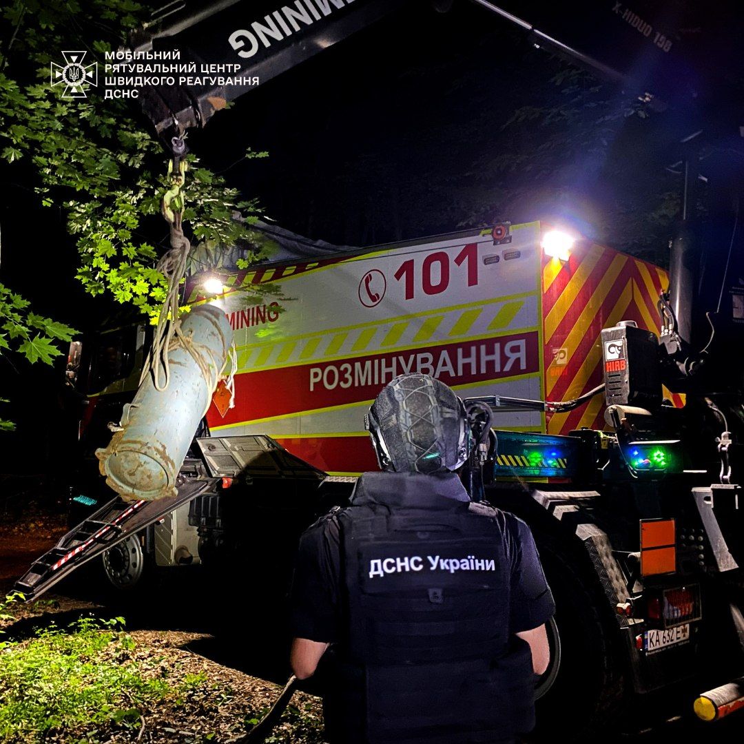Бойову частину ракети транспортували на підривний майданчик. Фото: Мобільний рятувальник центр швидкого рятування ДСНС
