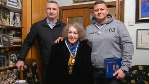 Кличко вручив відзнаки Костенко та Залужному. Фото: Telegram Віталій Кличко