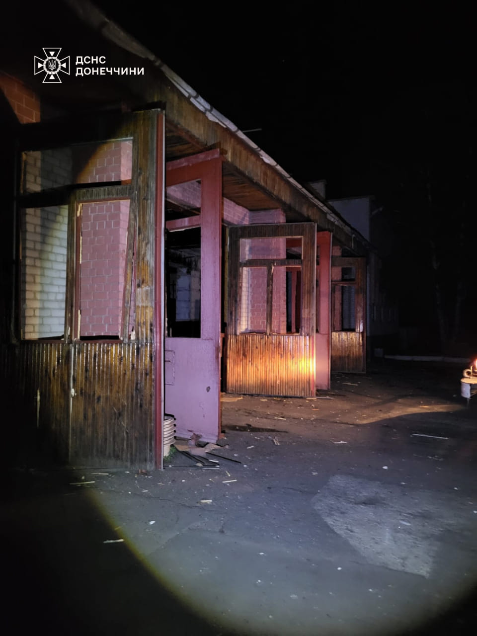 Наслідки обстрілів. Фото: ДСНС
