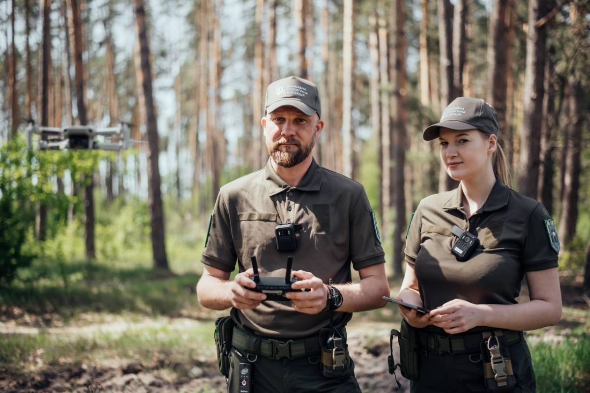 Державні екоінспектори за допомогою дрону обстежують ділянку лісового масиву щодо незаконних порубок