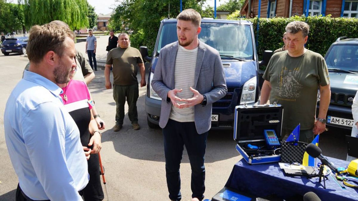 Міністр закордонних справ Естонії  у м. Овруч передає допомогу Державній екологічній інспекції Поліського округу