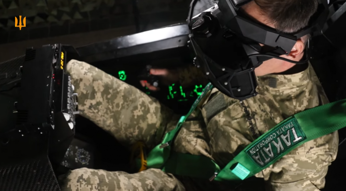 Военный в тренажере. Кадр відео