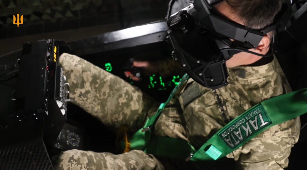Военный в тренажере. Кадр відео