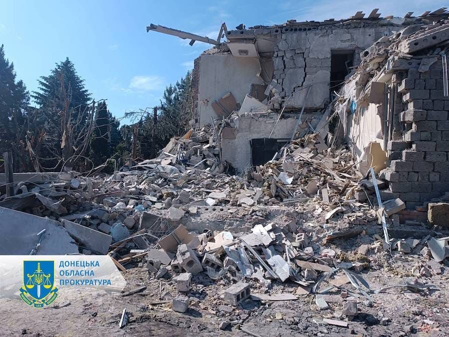 Наслідки ракетної атаки армії РФ по селу Ріг. Фото: Донецька обласна прокуратура