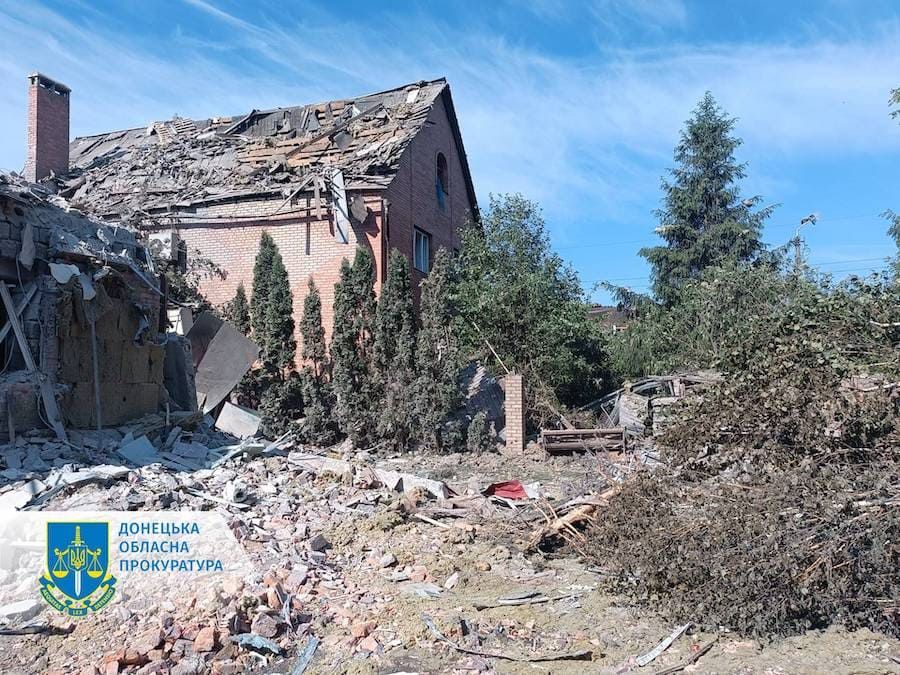 Наслідки ракетної атаки армії РФ по селу Ріг. Фото: Донецька обласна прокуратура